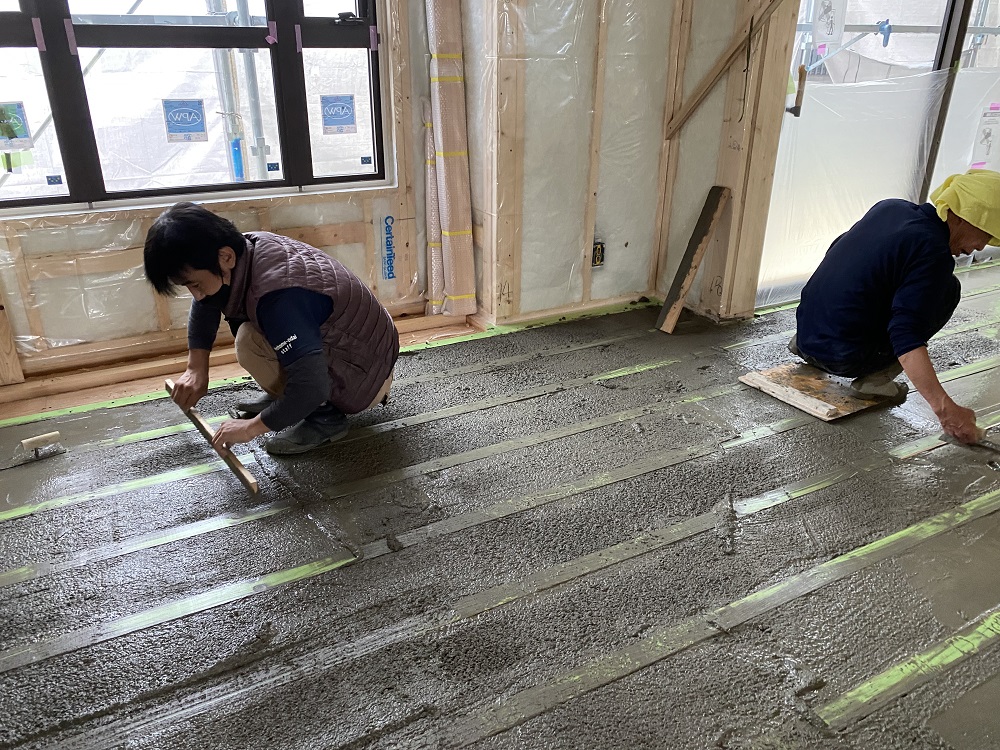 松阪市にて床暖房の蓄熱モルタル施工